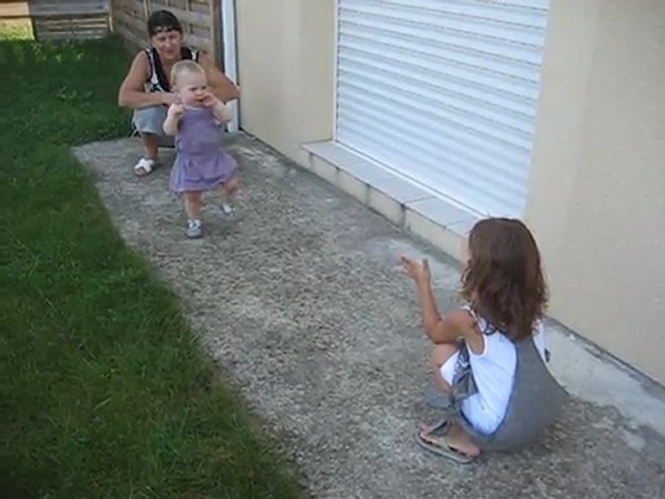 La tite vidéo de Chloé faisant ses premiers pas!!