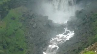 Agua desbocada, autor y voz Carlos Mahecha. Imagen Salto del Tequendama