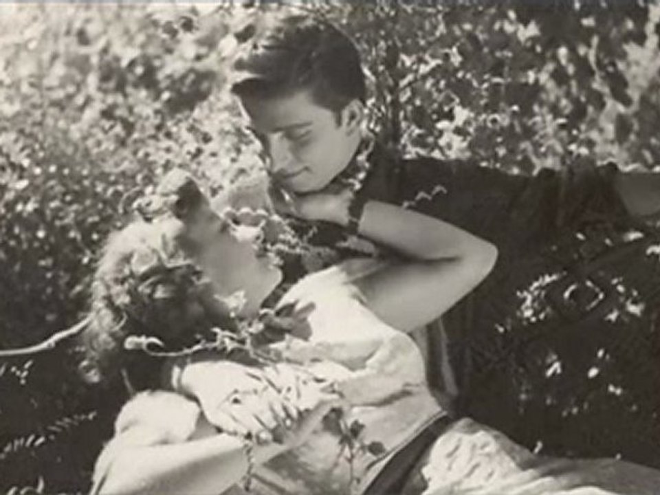 Kollarında Öleyim - Zeki Müren