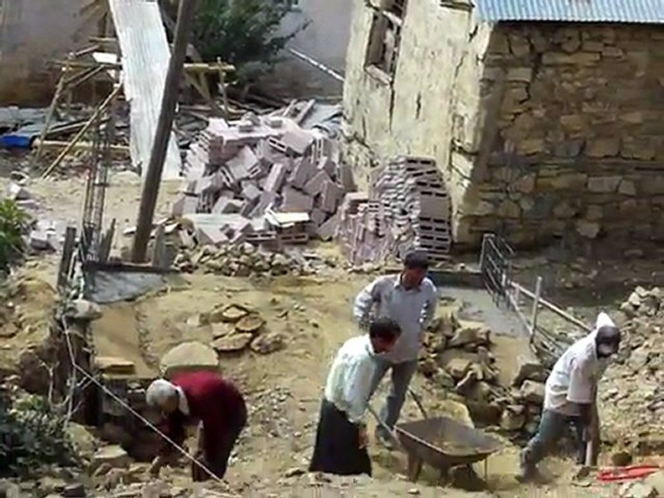 ( DİYARBAKIR ÇÜNGÜŞ KARAKAYAKÖYÜ ) KÖYÜMÜZDE YENİ BİR EV İNŞAATI DAHA YAPILIYOR KÖYÜMÜZE DEĞER KATAN ( FAİK YILMAZ ) SONSUZ TEŞEKKÜRLER ALLAH ONDAN RAZI OLSUN.KÖYÜMÜZE YATIRIM YAPTIĞI İÇİN..GEÇ KALMAYIN SİZDE BİRAN ÖNCE YAT