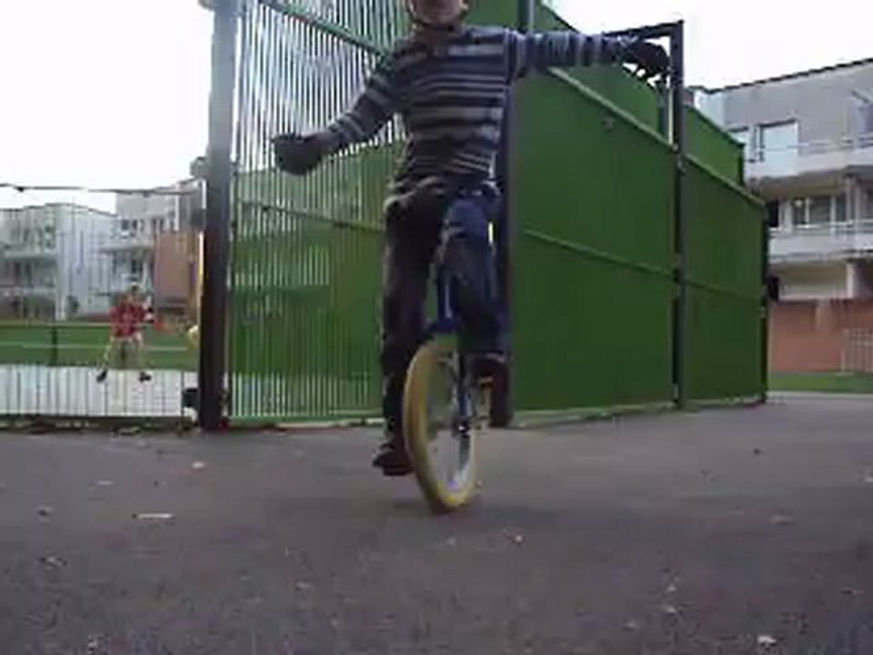 theo en monocycle 16 pouce