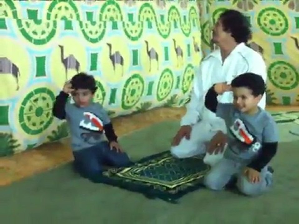 Home video shows Kadhafi praying, playing with kids