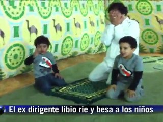 Gadafi reza en video casero con dos niños