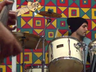 A Rio, des apprentis luthiers réparent les guitares des favelas