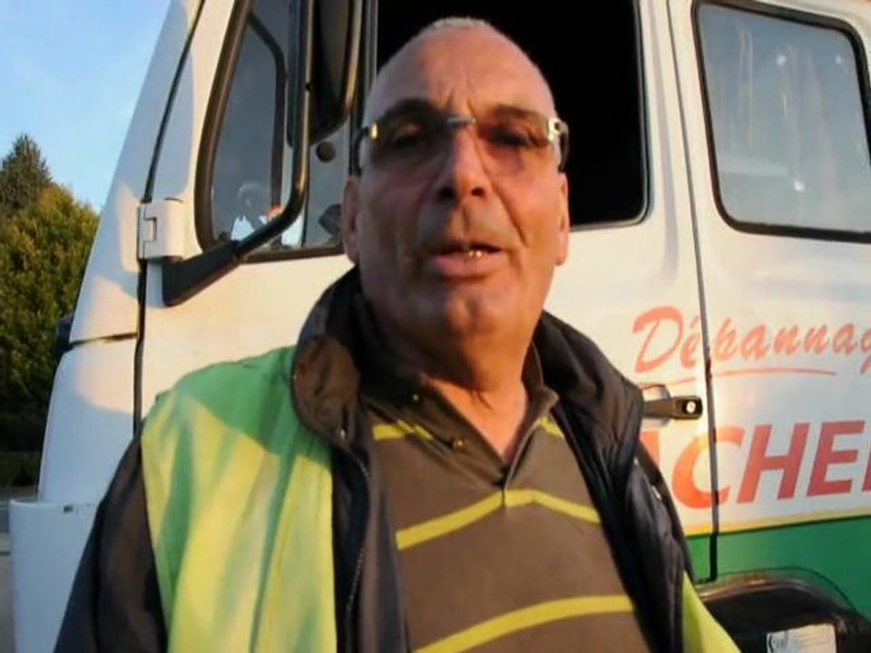 Le garagiste en colère bloque un carrefour à Montceau-les-Mines avec une carcasse de voiture incendiée (27/09/2011)