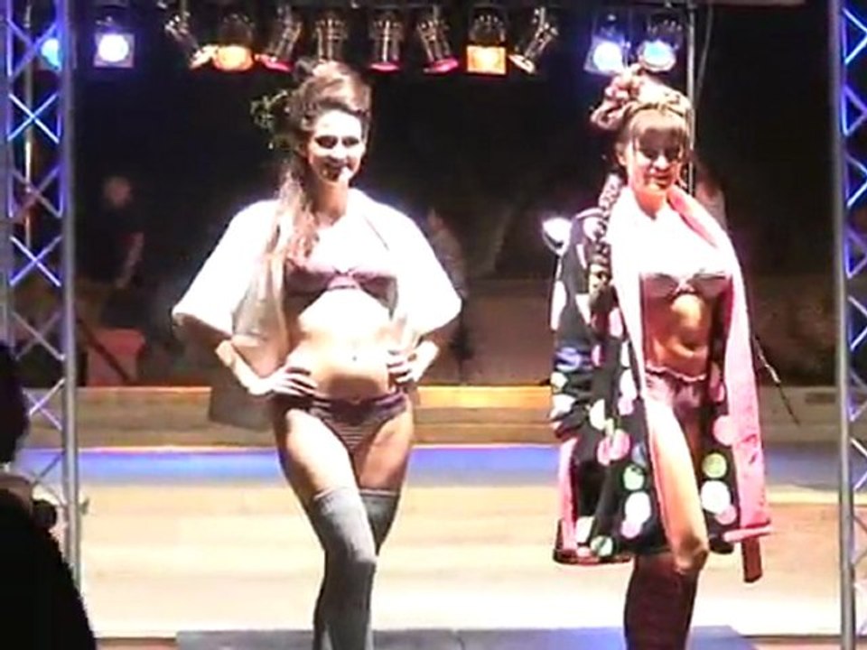 Défilé de Mode sur L'esplanade du Moulin 2011.avi