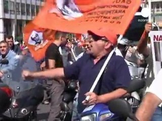 Les dirigeants grecs tentent de rassurer une population...