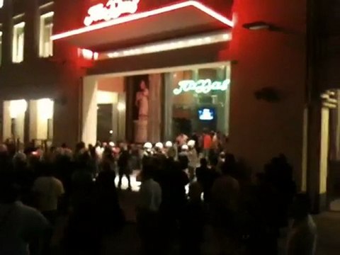 Πολίτες έξω από το Palace