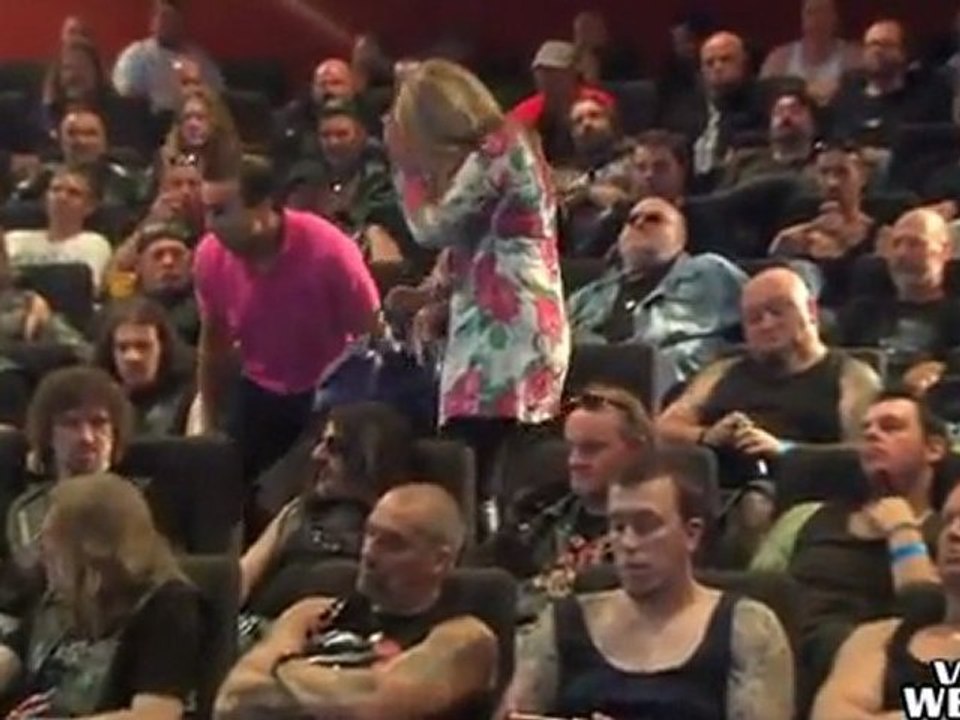 Webchoc  Couples piégés au cinéma   Il rentre dans une salle rempli de bikers au look de tueurs