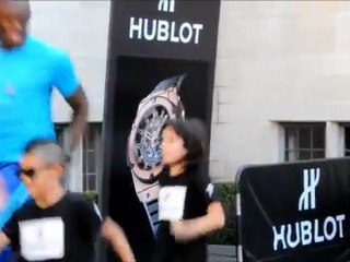 O Γιουσέιν Μπολτ διδάσκει σε μικρά παιδιά