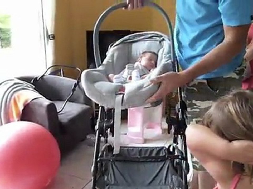 Romane arrive à la maison