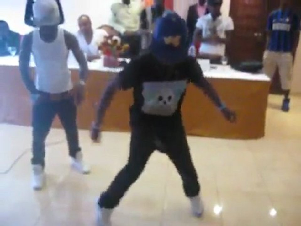 Dj Arafat et ses danseurs (Conférence de Presse à Yaoundé)