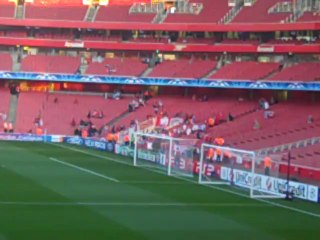 Είσοδος πρώτων οπαδών Ολυμπιακού στο Emirates