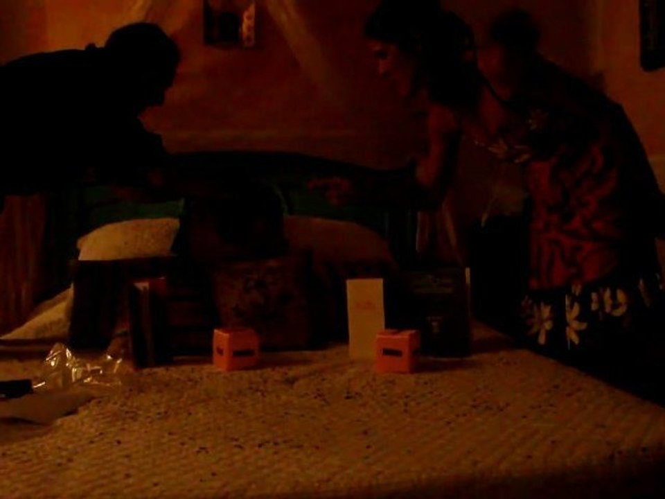 La préparation de la chambre nuptiale d'Emilie et Jon