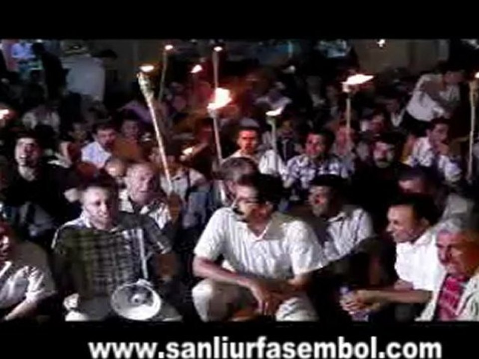 KESK ÜYELERİ ŞANLIURFA'DA MEŞALELİ YÜRÜYÜŞ YAPTI