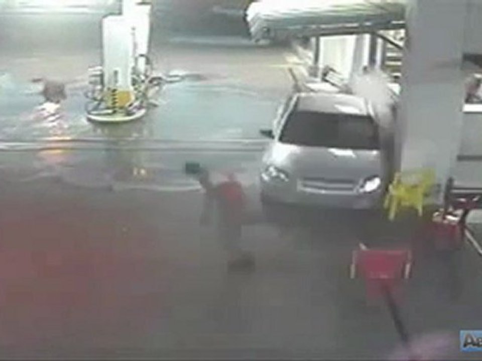 Unfall an der Tankstelle
