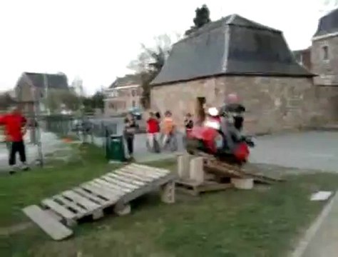 Mit Dem Roller über Die Rampe Fail
