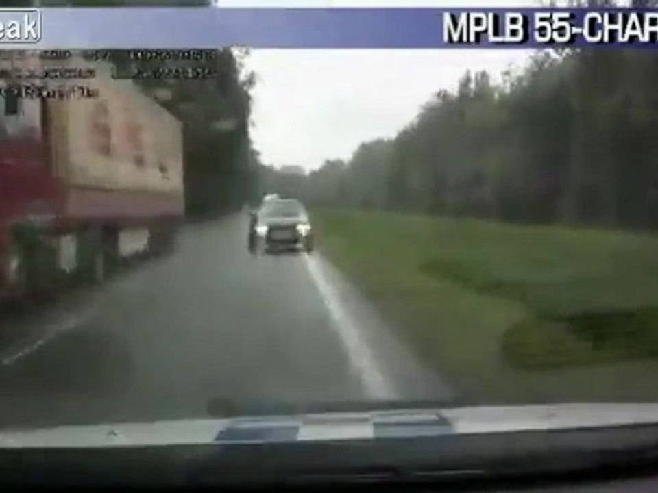 Treiber versucht, auf einem Truck Pass, Runs kopfüber in Cop Car