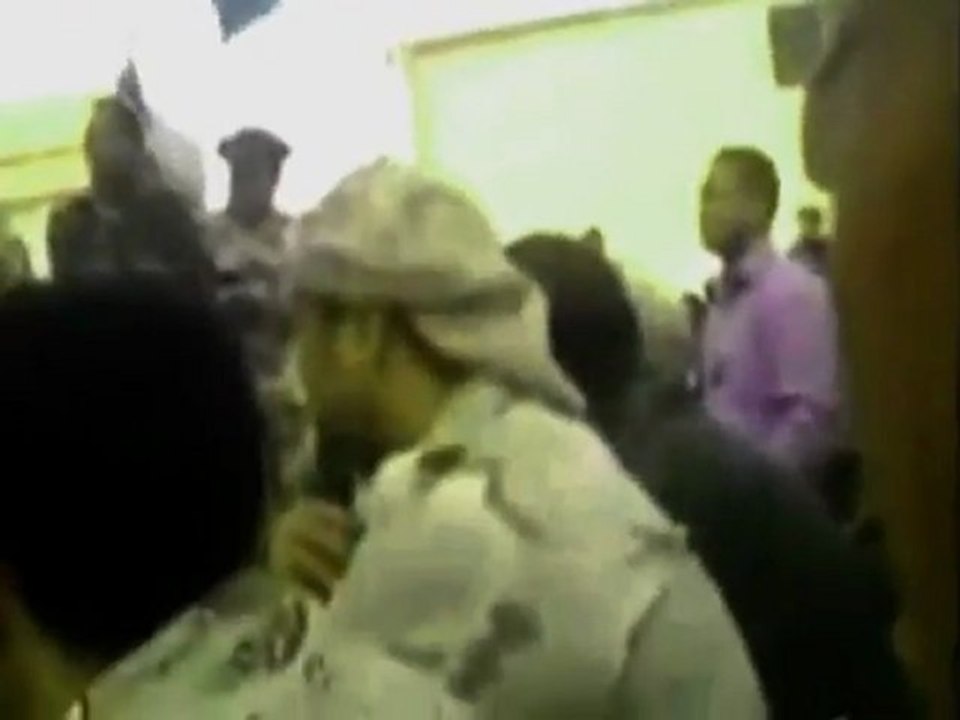 Le général Khamis Al-Kadhafi avec les combattants de la résistance