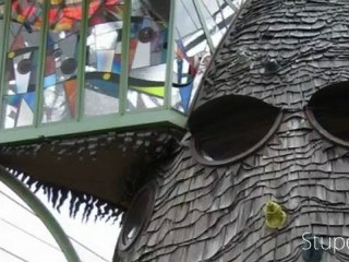 un court extrait des 150 photos de bâtiments étranges de part le monde publiées sur http://villageofjoy.com/