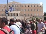 La troika trabaja, los griegos protestan y el suspense...
