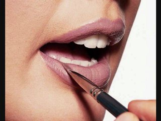 Comment appliquer son rouge à lèvres ? Vidéo Tuto