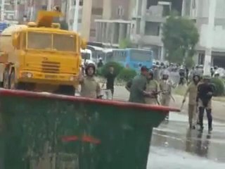 ضرب احد المتظاهرين بالنار الحي - حماة - جمعة الحرية.mp4