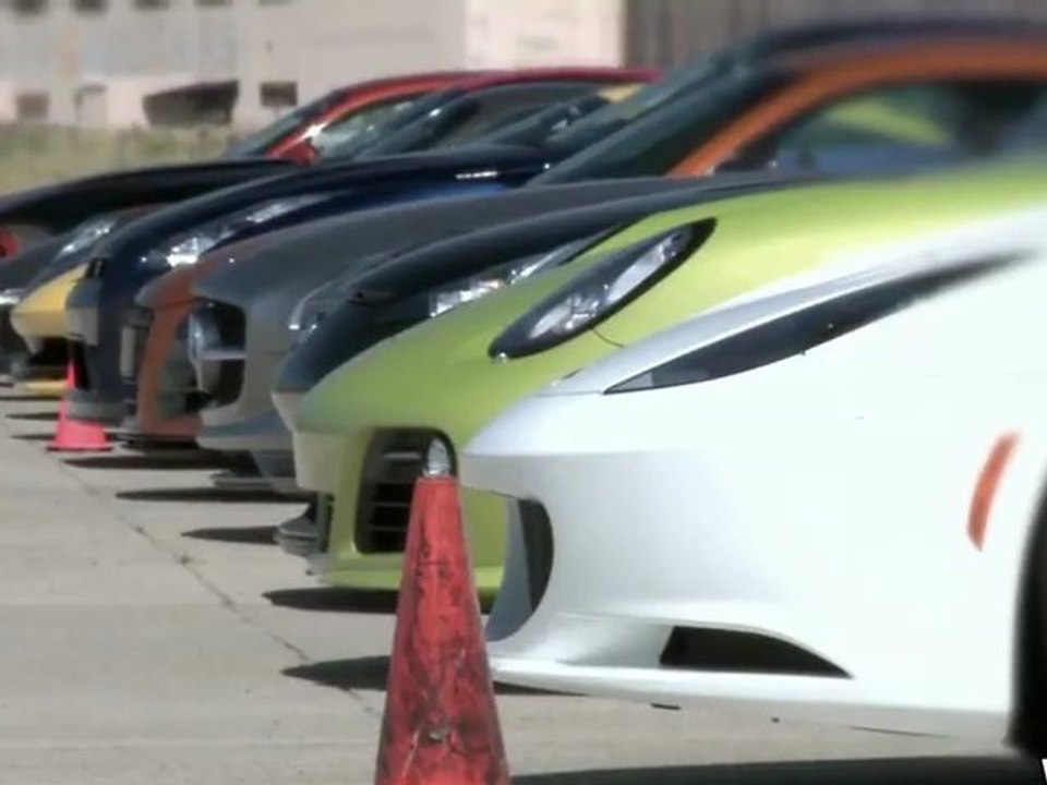 11 voitures de rêve réunies pour  faire la course