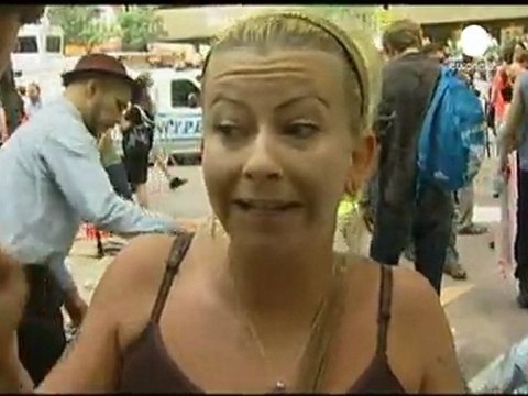 New York, manifestanti sfilano contro la polizia