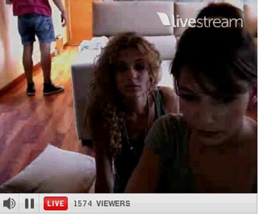 Twitcam de Úrsula Corberó, Alex Hernandez y Sheila Casas (2/8)