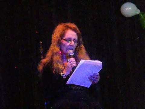 ANA ARIAS SAAVEDRA, RECITA SU POEMA: VIDA POR VIVIR