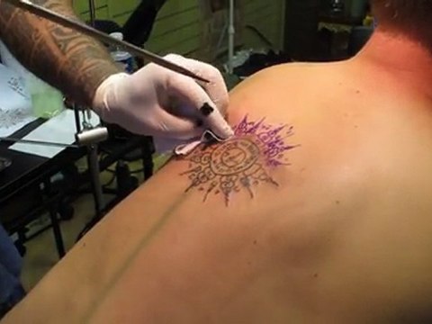 Pat Dee Wan gives a Paed Tidt - Sak Yant