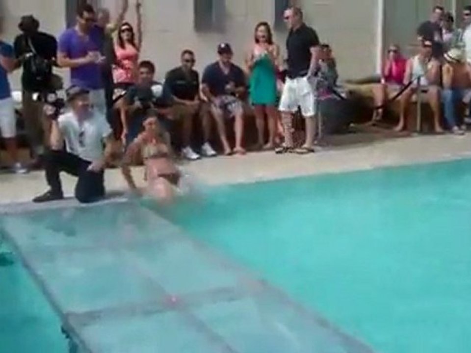 Faceplant d_une fille à la piscine [ Maminouz Video]