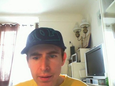 Wiwi égratigne la poupée barbue