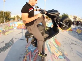 Boulon ride le bowl avec son scooter