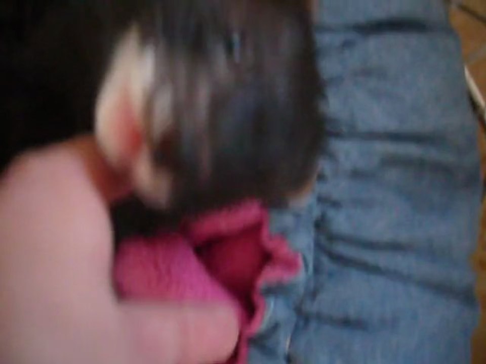 Inaya qui tète l oreille de Kaïna