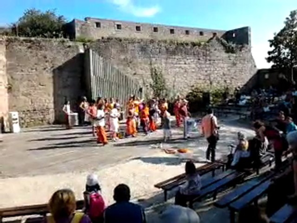 petit spectacle musical dans la ville closes de Concarneau le 01/10/2011