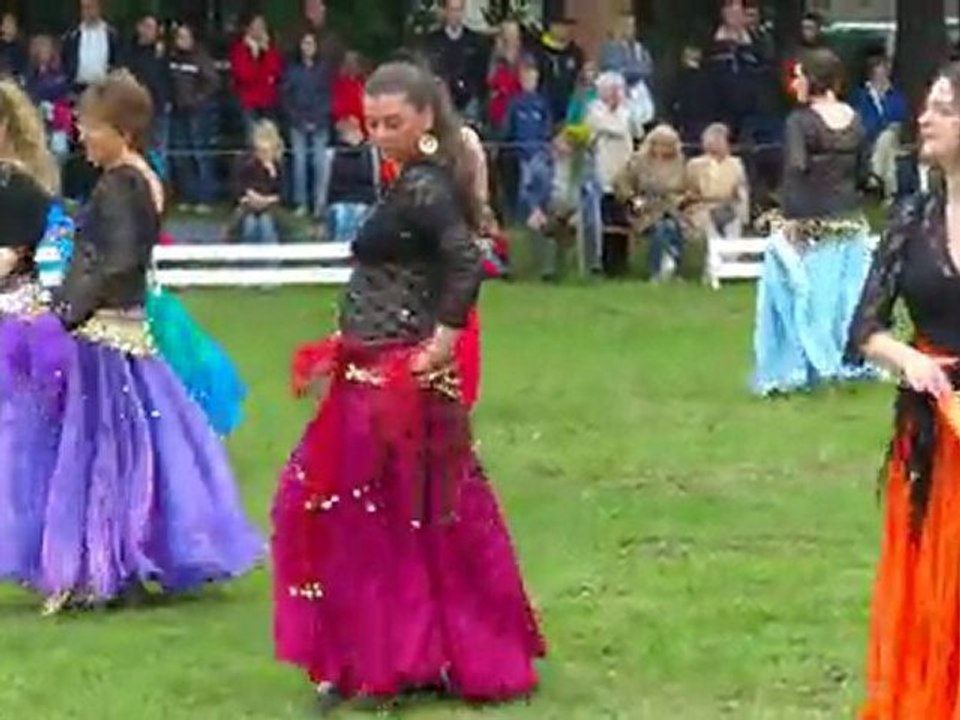 Dritter Tanz der orientlaischen Tanzgruppen Zeven in Marschhorst am 31.07.2011