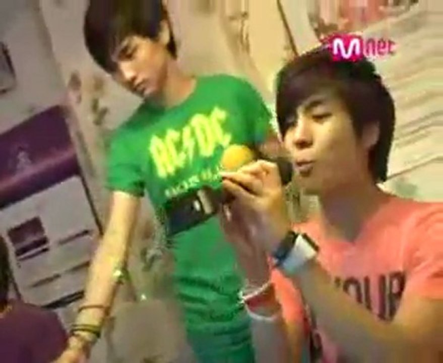 Shinee singing Replay