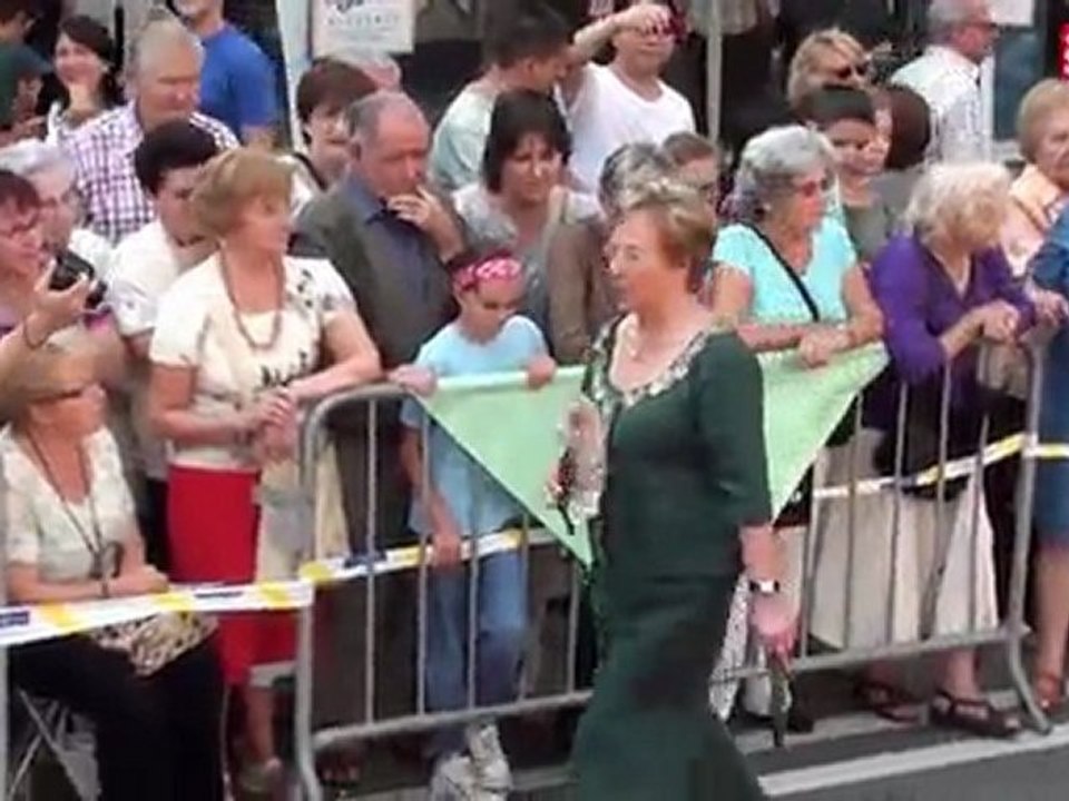 Desfilada de vestits de paper a la FM d'Hostafrancs