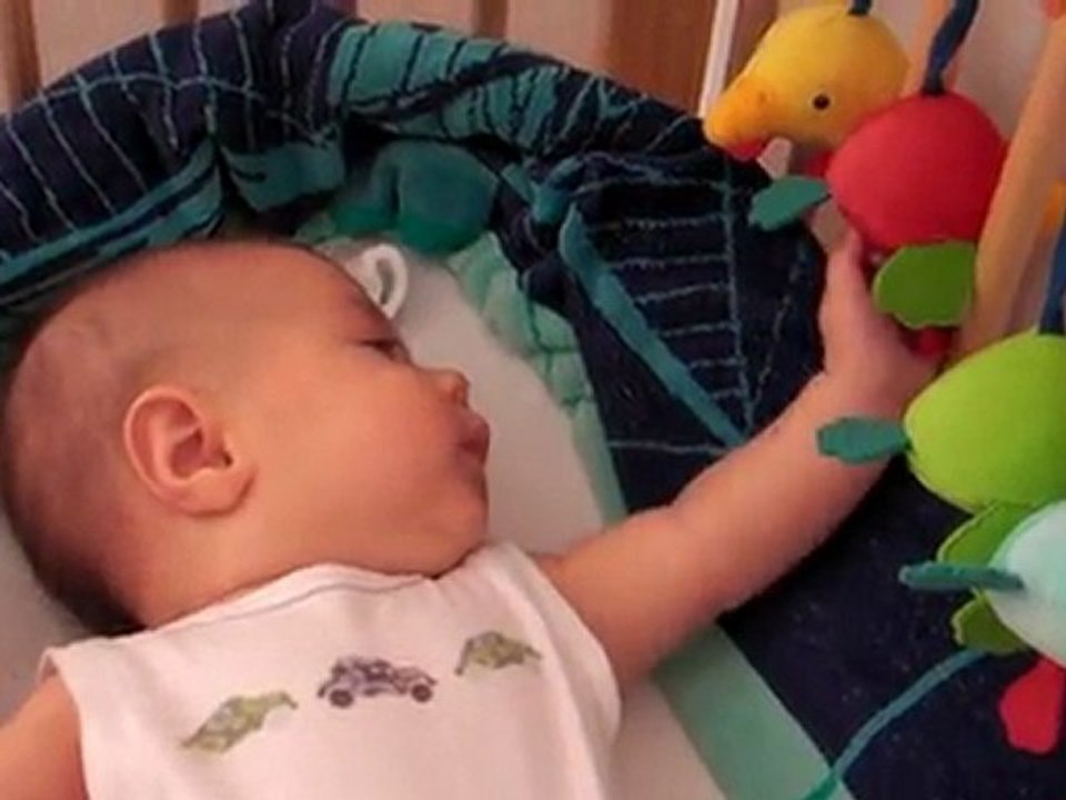 Antoine découvre ses mains