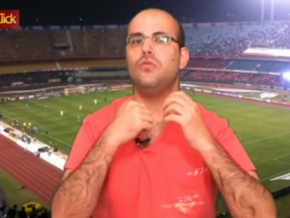 Corneteiro ri da cara de Luis Fabiano