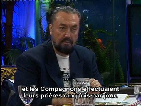 Notre Prophète (pbsl) a montré comment faire la prière à tous les Compagnons, il n'y a aucun aspect à rechercher et discuter concernant ce sujet, c'est très explicite