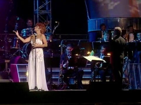 Shirley Bassey - Diamonds Are Forever (From Divas Are Forever DVD)