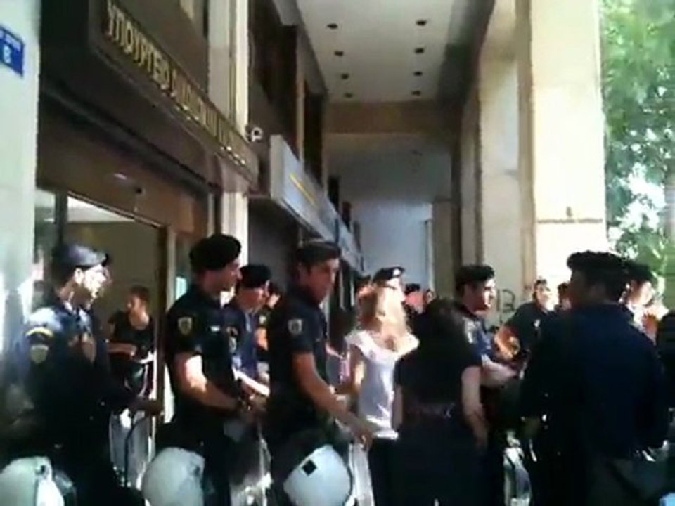 Δρακόντεια μέτρα στο ΥΠΟΙΚ 2