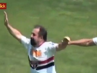 Marco Aurélio Cunha faz gol de bicicleta