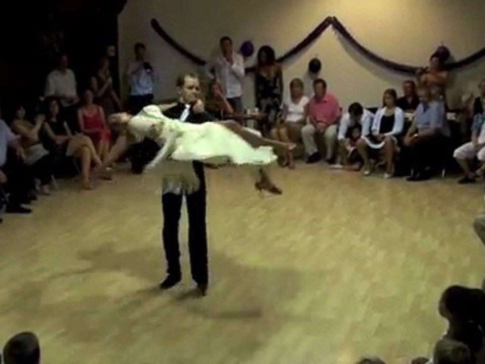 Démonstration d'une danse standard : la valse viennoise