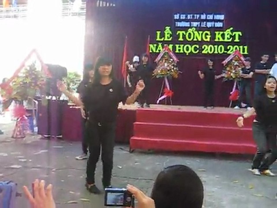 Lien Minh A /D - "One In A Million" perf (Tong ket THPT Le Quy Don TPHCM - 28.05.2011)