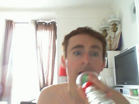 Wiwi égratigne le p'tit génie