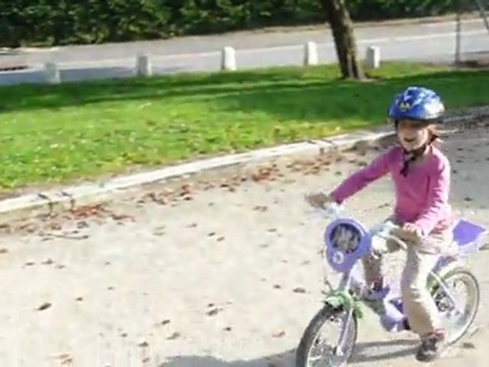 Julia fait du vélo à 2 roues
